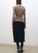 Camiseta color beige de tejido mezcla de lana, con cuello redondo y corte slim fit.