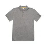 Remera tipo polo gris con cuello clásico, tapeta de dos botones y logo de la marca CAT en la manga izquierda.