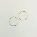 Par de aros tipo argolla de oro amarillo 18k con textura torneada.