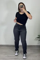 Pantalón jean gris oscuro, corte mom, tiro alto, con tajo en el ruedo.