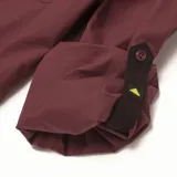 Camisa de popelina verde con cuello abotonado, cierre frontal con botones, bolsillo de parche en el pecho izquierdo, mangas largas con trabillas para enrollar y dobladillo camisero.