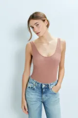 Body negro de manga corta, escote redondo y corte de cola chica.