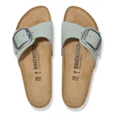 Sandalias Birkenstock modelo Madrid Big Buckle, color verde salvia, con hebilla grande plateada.