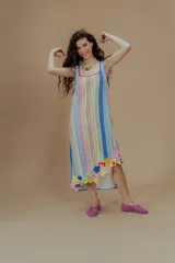 Vestido tejido con rayas verticales de colores pastel y terminación con flores de crochet.