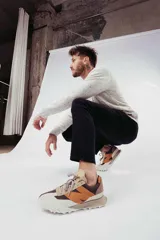 Championes New Balance color marrón, beige y blanco, con logo "N" en el lateral.