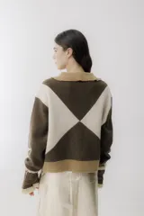 Campera bomber azul con diseño geométrico en color mostaza, cierre frontal y bolsillos laterales.