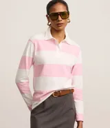 Remera de manga larga con cuello polo, a rayas horizontales anchas de color rosado y blanco.