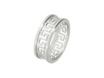 Anillo de plata 925 con diseño de guarda griega calado, simbolizando la eternidad.