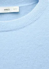 Sweater lila de cashmere con cuello redondo y mangas largas.