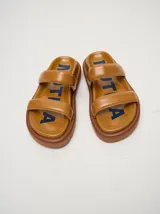 Sandalias verdes de cuero vacuno brillante con plataforma marrón de 3 cm.