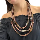 Collar de tres vueltas con cuentas de resina color rosa y cuentas alargadas de resina tipo carey. Cierre con mosquetón y cadena regulable.