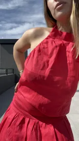 Top rojo de lino con cuello halter, espalda descubierta y cierre con botón en la nuca.