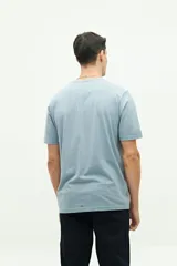 Remera celeste de manga corta con estampa fotográfica en el frente.