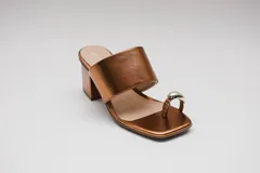 Sandalias negras con taco cuadrado y tira ancha sobre el empeine. Presentan una tira fina que separa el dedo gordo del resto y un aplique metálico plateado.