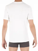 Pack de tres remeras blancas de algodón con cuello en V y manga corta.