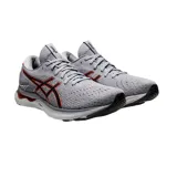 Championes de running Asics Gel Nimbus 24, color gris con detalles en negro y naranja.