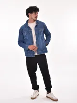 Campera de jean azul con cuello clásico, cierre frontal con botones metálicos, bolsillos con solapa abotonada en el pecho y bolsillos laterales.