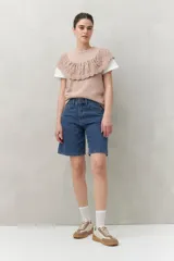 Chaleco color crema de tejido de punto, con cuello redondo y volados de crochet en el frente y la espalda.