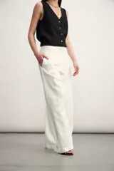 Pantalón de vestir verde militar, de corte palazzo, con pinzas en la cintura y bolsillos laterales.