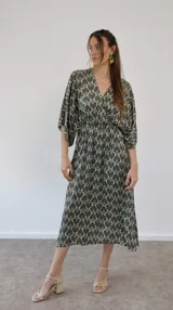 Vestido largo de razo con estampado de espigas, escote en V y mangas 3/4.