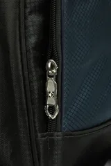 Bolso de poliéster color negro con bolsillo frontal de red. Tiene correa regulable y asas de mano.