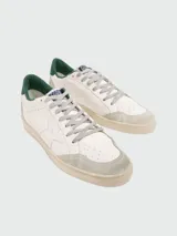 Championes de cuero blanco con detalles verdes y suela de goma, de corte bajo.
