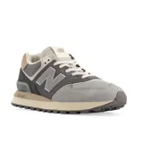 Championes New Balance 574 de caña baja, con capellada de gamuza gris, puntera de malla gris claro y logo "N" en cuero gris.