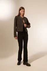 Campera de jean azul con apliques de strass plateados, corte clásico, con cuello redondo, bolsillos frontales y cierre con botones metálicos.