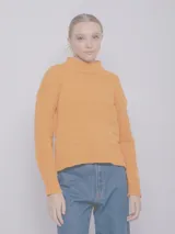 Polera de tejido de punto color naranja, con cuello alto y manga larga, presenta un diseño con variación de puntos.