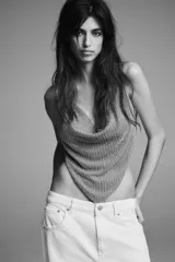 Top de escote drapeado color gris, con tiras finas ajustables en el cuello y la espalda. Detalle de aplicación de abalorios.