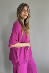 Remerón de lino color lila, de corte holgado y cuello en V.