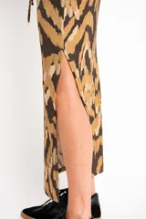 Falda midi de viscosa con estampado abstracto en tonos marrón, beige y negro. Tiene cintura elastizada con cordón ajustable y abertura lateral.