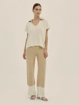 Pantalón palazzo tejido de largo hasta los tobillos, en colores beige y blanco, con cintura elastizada y fit holgado.