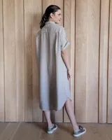 Collar con cordón marrón y dijes de estrellas de mar rojas y blancas.