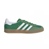 Zapatillas Adidas Gazelle Indoor color verde con las tres tiras laterales blancas y suela color caramelo.