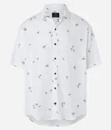 Camisa blanca de viscosa con estampado de cocoteros, corte relaxed, cuello inglés, manga corta y cierre abotonado.