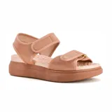 Sandalias negras con plataforma baja y ajuste con velcro.