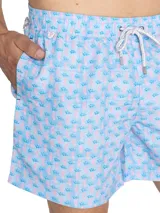Short de baño celeste con estampado de caballitos de mar rosados. Tiene cintura elástica con cordón ajustable, bolsillos laterales y traseros.