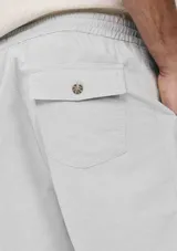 Bermuda rosada de corte recto con cintura elástica y bolsillos laterales.