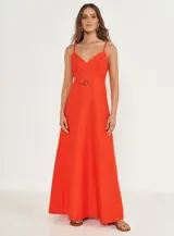 Vestido largo color rojo con breteles finos y escote en V.