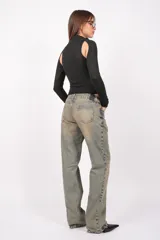 Body gris de tejido de punto con cuello alto y mangas largas. Presenta aberturas en los hombros y broches en la entrepierna.
