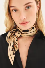 Pañuelo cuadrado de poliéster con estampado de leopardo y diseño geométrico en tonos beige y negro.