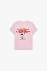 Camiseta rosa de manga corta y cuello redondo con estampado de Betty Boop y texto "I feel pretty in red". Debido al proceso de tintado y lavado, el color de cada prenda es único y especial por lo que puede presentar diferencias con respecto al mostrado en la foto.