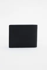 Billetera de cuero color negro con bajo relieve de la marca. Interior con múltiples compartimentos y forro de algodón en los bolsillos.