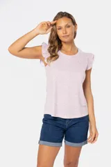 Remera color beige con estampado floral y volados en las mangas.