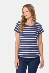 Remera de algodón a rayas horizontales azul marino y blancas, con cuello redondo y mangas cortas.