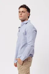Camisa celeste de manga larga con cuello clásico y corte slim.