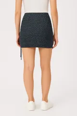 Minifalda azul con estampado geométrico en blanco, de poliéster y corte ajustado.