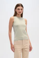 Musculosa ajustada al cuerpo, sin mangas y con cuello redondo.