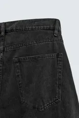 Pantalón de jean celeste con efecto lavado, corte amplio tipo balloon fit, tiro medio, cinco bolsillos y cierre frontal con cremallera y botón.